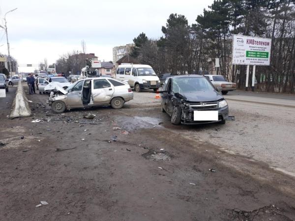 На трассе «Кавказ» вблизи Иноземцево в ДТП пострадали два человека